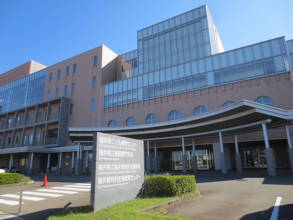 公式トップに掲載される、福井県こども療育センターの名称表示を含む建物外観