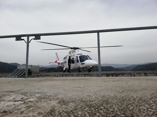 鳥取県立厚生病院の屋上ヘリポートに着陸したドクターヘリ