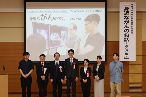 鳥取県立厚生病院のがん公開講座で登壇する職員