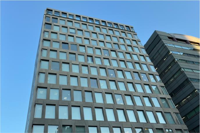 採用ページが働く環境として掲載する本社ビル外観