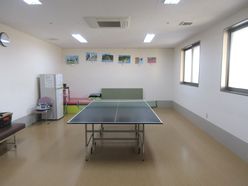 精神科デイケアなごみに掲載される卓球台のある活動室