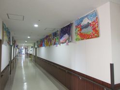 精神科デイケアなごみに掲載される作品展示のある廊下