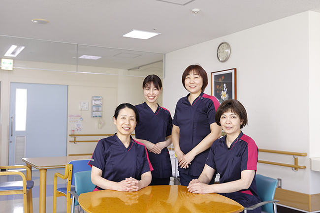 院内の談話スペースに集まる看護スタッフ