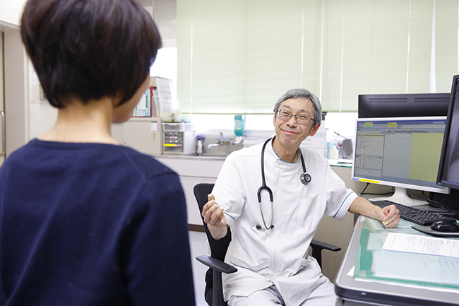 医師が患者に説明する診察室