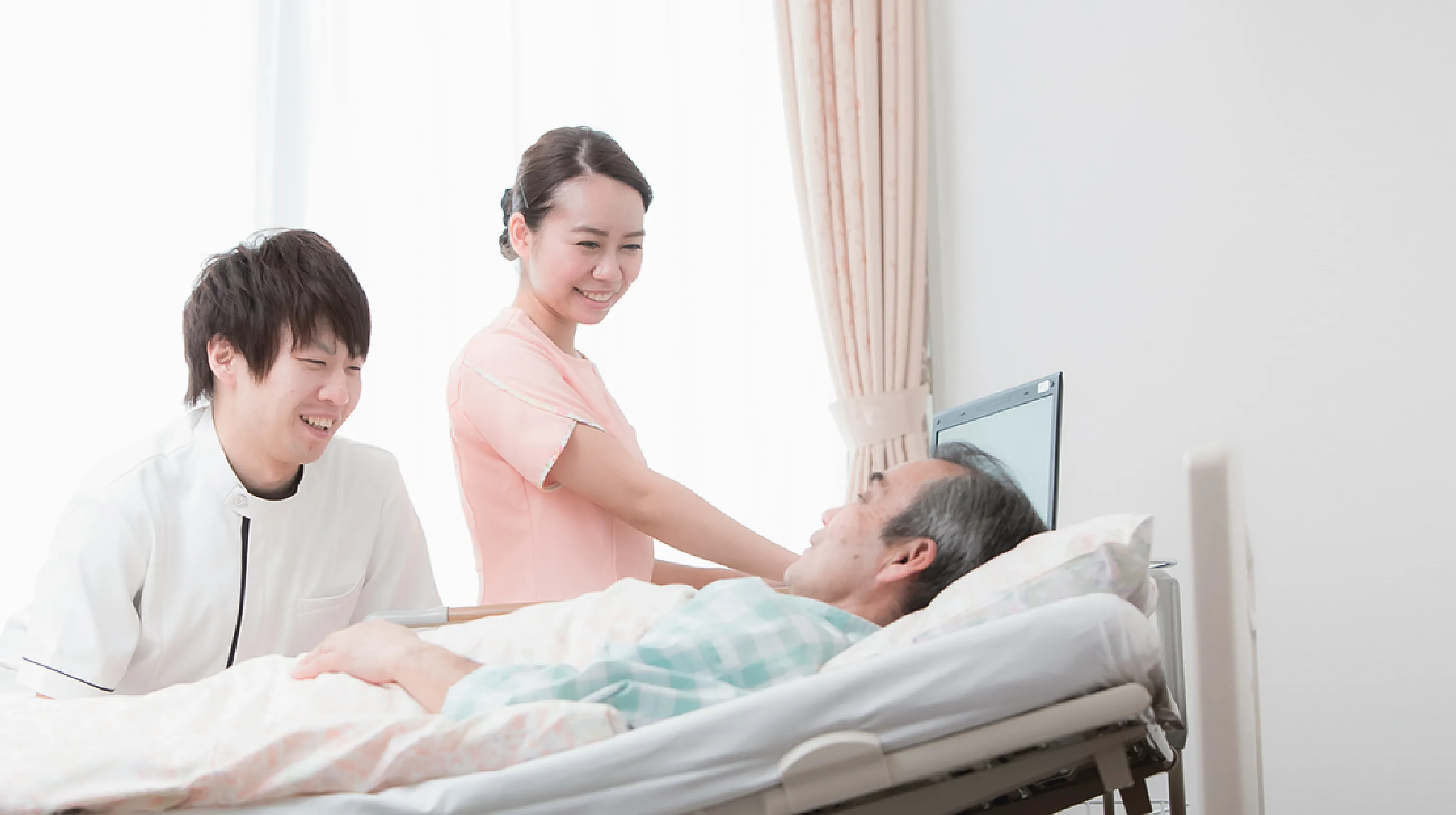 病室で患者を見守る医療者
