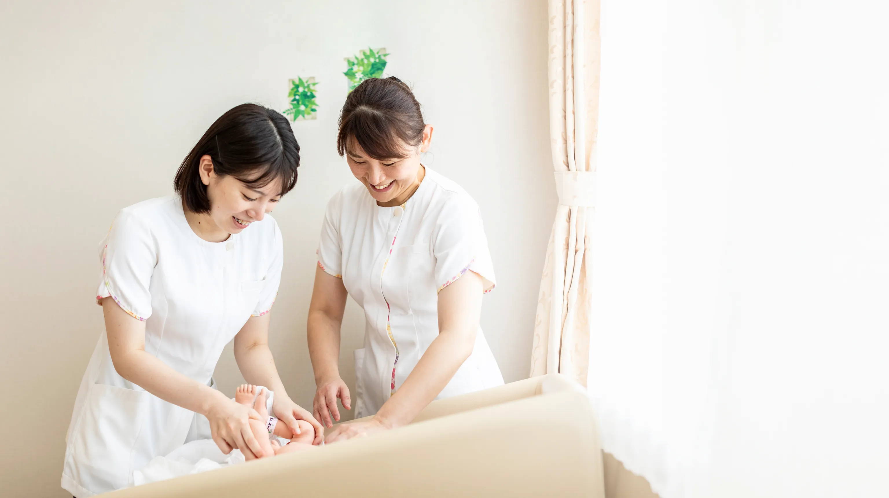 新生児をケアする医療者