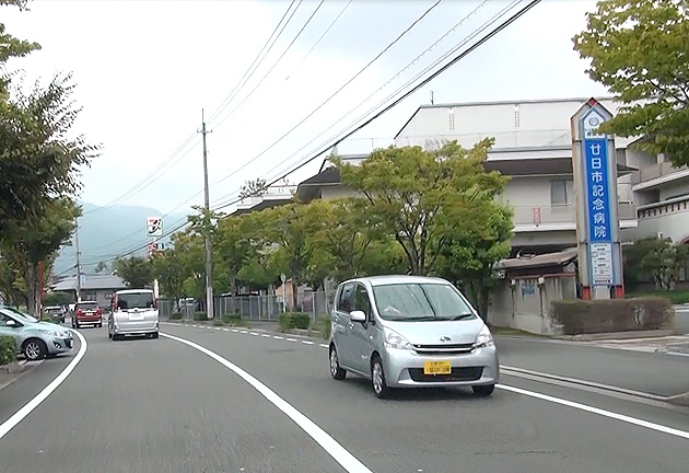 道路側から見た廿日市記念病院の建物と病院看板