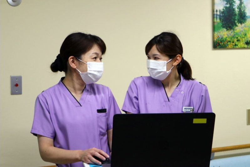 院内で情報共有をする成仁会病院の看護スタッフ