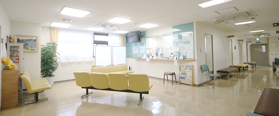 受付カウンターと待合椅子のある院内