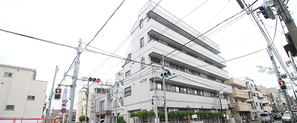 交差点から見た本多病院の建物外観