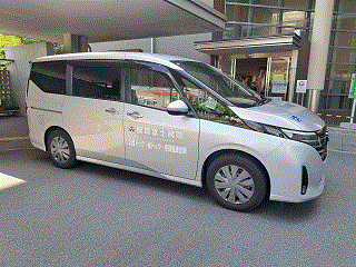 公式人工透析センターに掲載された無人の送迎車外観