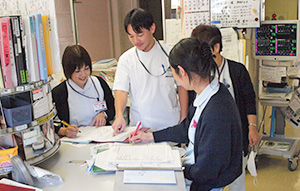 公式東病棟ページに掲載されたスタッフが連携する様子