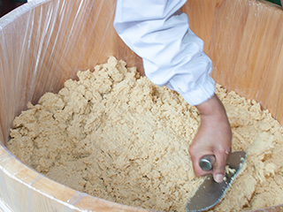 公式ページに掲載された味噌を手入れする工程