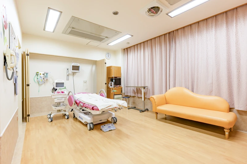 産科入院案内の無人病室