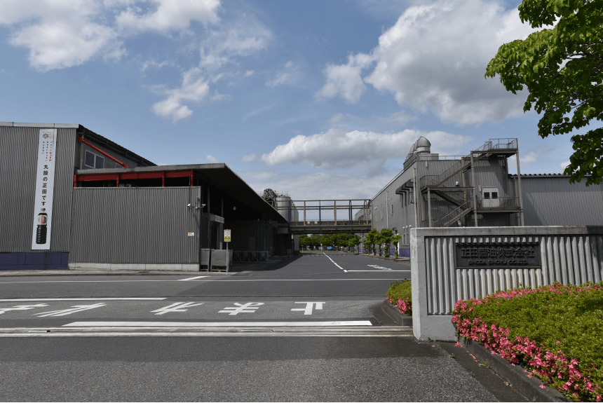 正田醤油館林東工場の入口と建屋