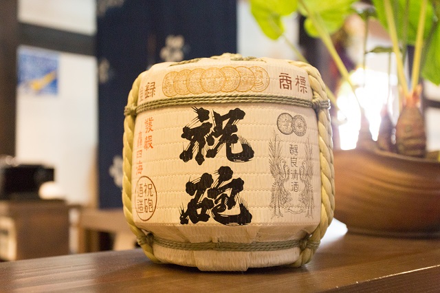祝砲の名が入った酒樽を写す公式写真