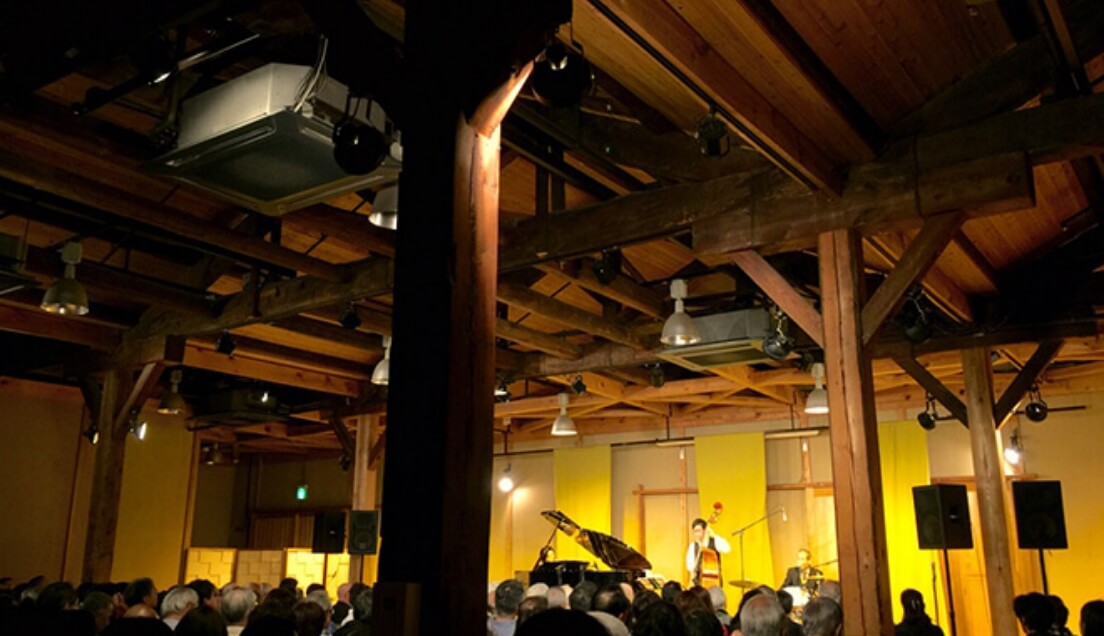 公式の酒心館ホールページに掲載された、木造ホールでの演奏会