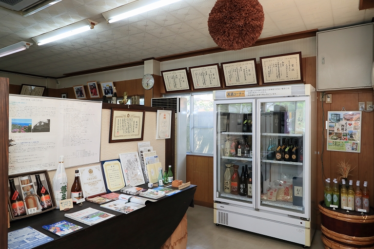 公式「直売所について」に掲載された日本酒・甘酒の直売所内観