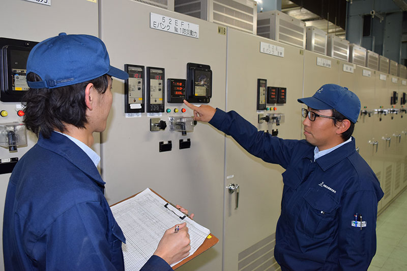 公式設備ページ由来の電気設備点検作業画像