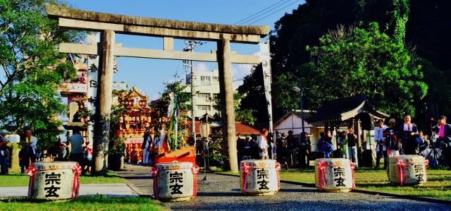鳥居の前に宗玄の菰樽が並ぶ地域の祭りの様子