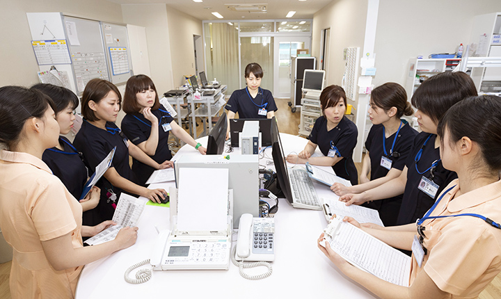 看護スタッフが情報共有する病棟カンファレンス