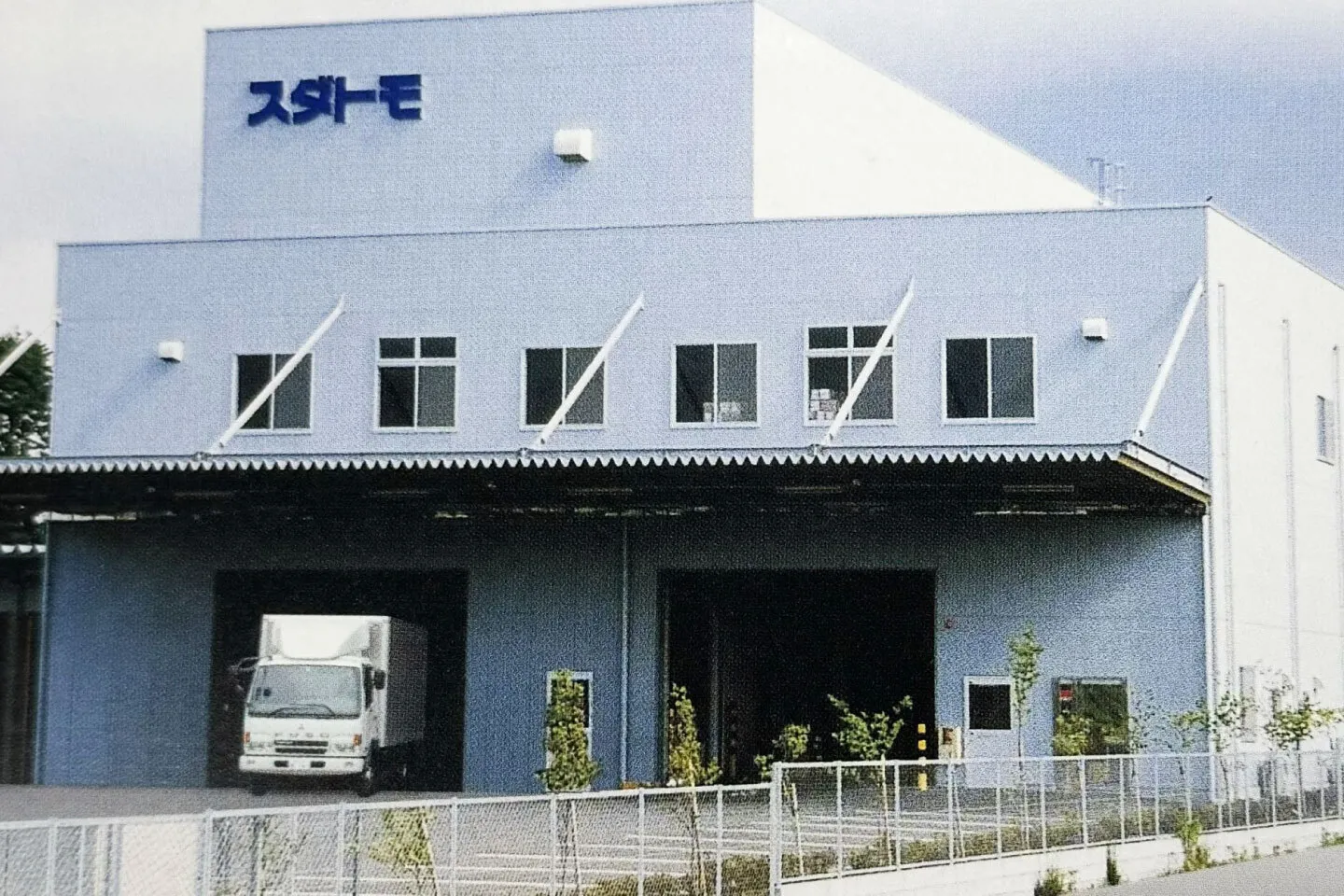 スダトモ表記のある富里物流センター外観
