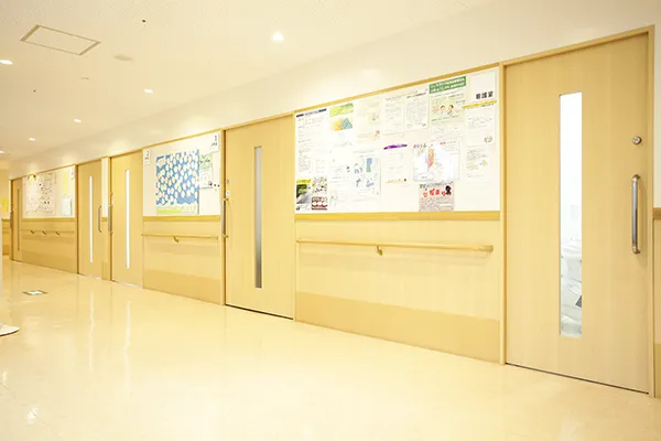 公式診療内容に掲載された無人の病棟廊下