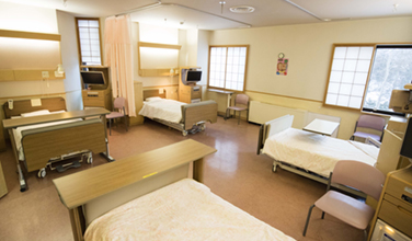 公式入院案内に掲載された無人の大部屋