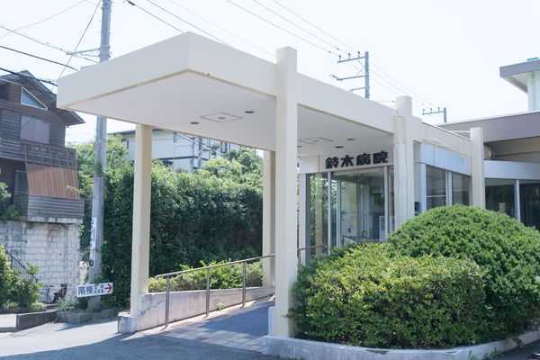 公式病院概要のギャラリーに掲載される、鈴木病院の名称が見える入口