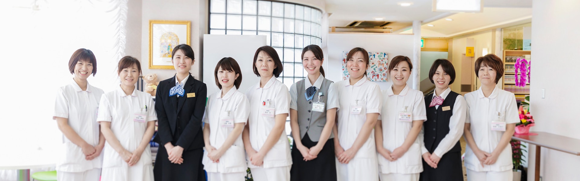 公式採用ページのスタッフ集合写真
