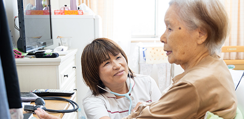利用者の健康状態を確認する訪問看護師