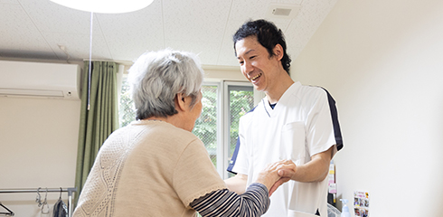 自宅で利用者を支える訪問リハビリテーション職員