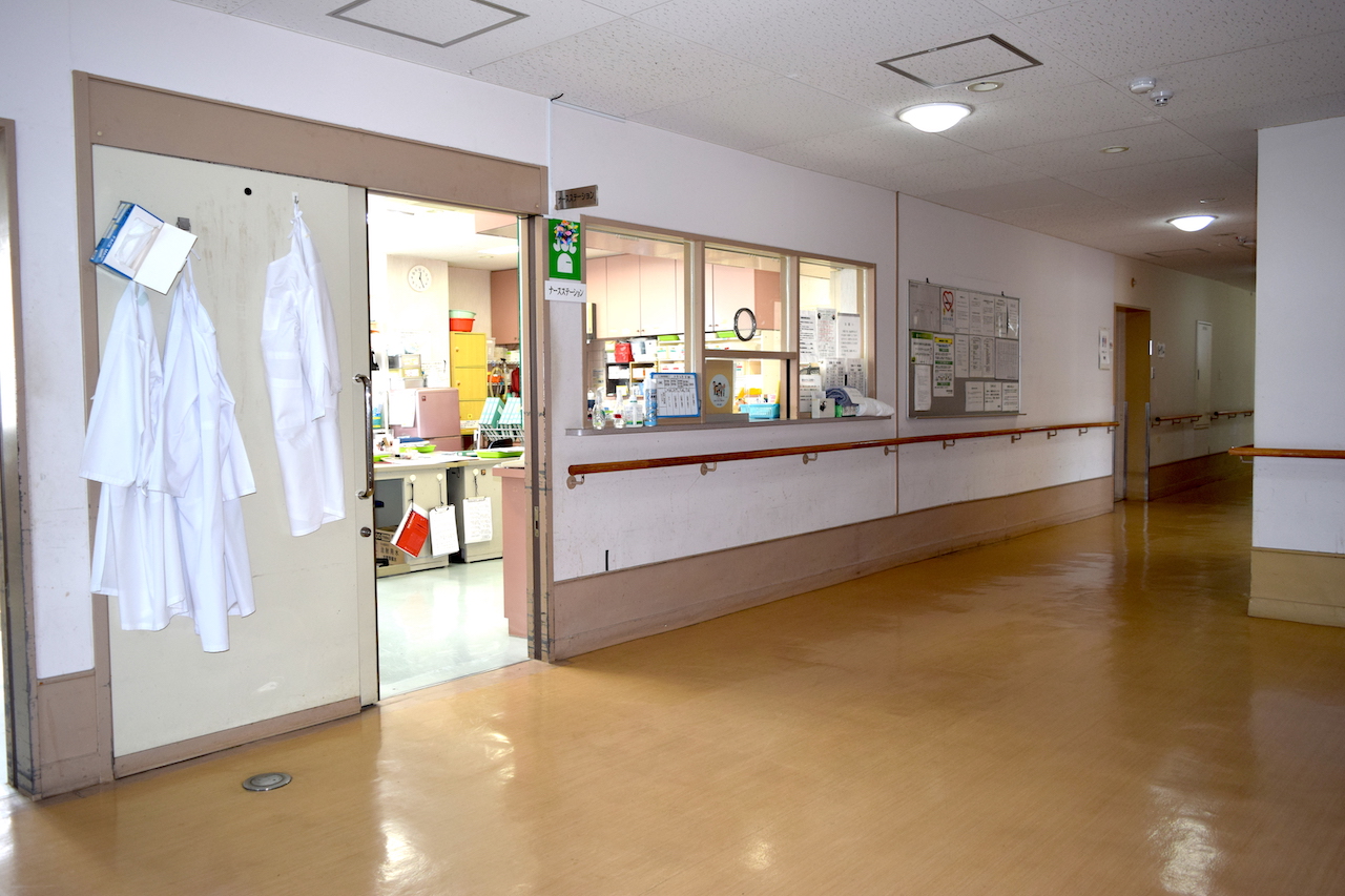病棟の詰所と廊下