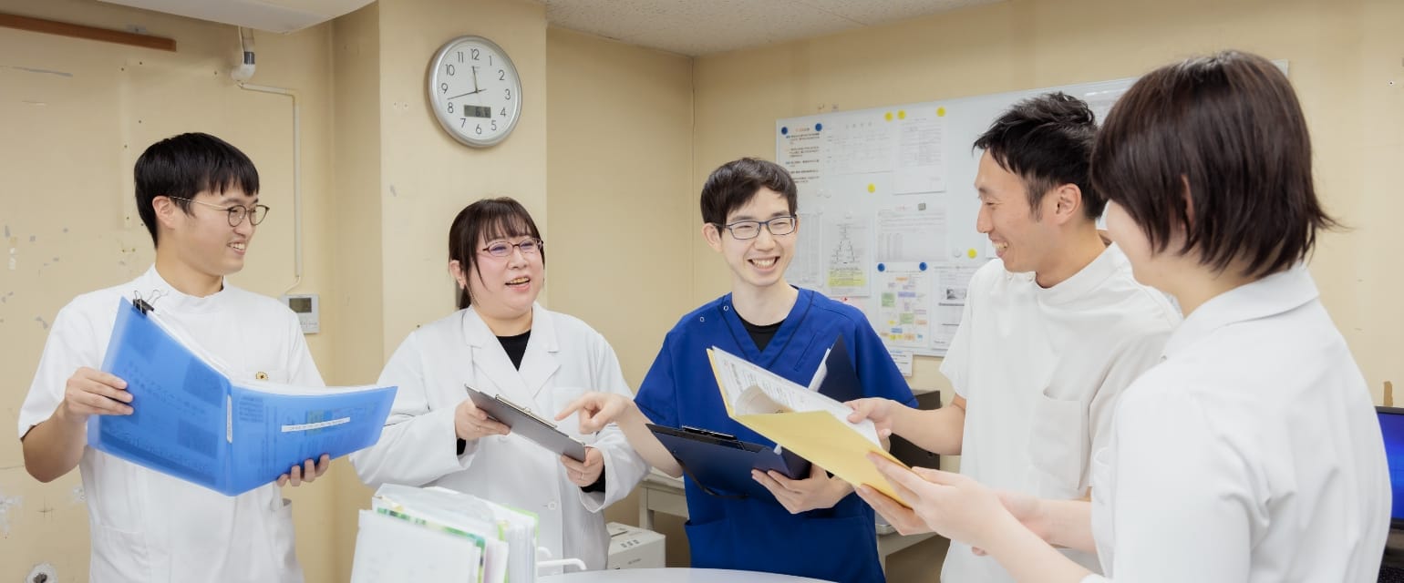 院内で話し合う医療スタッフ
