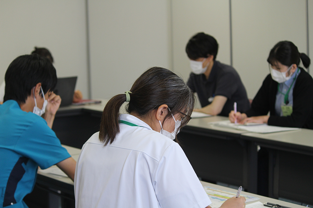 公式地域医療連携ページに掲載された職員の打合せ風景