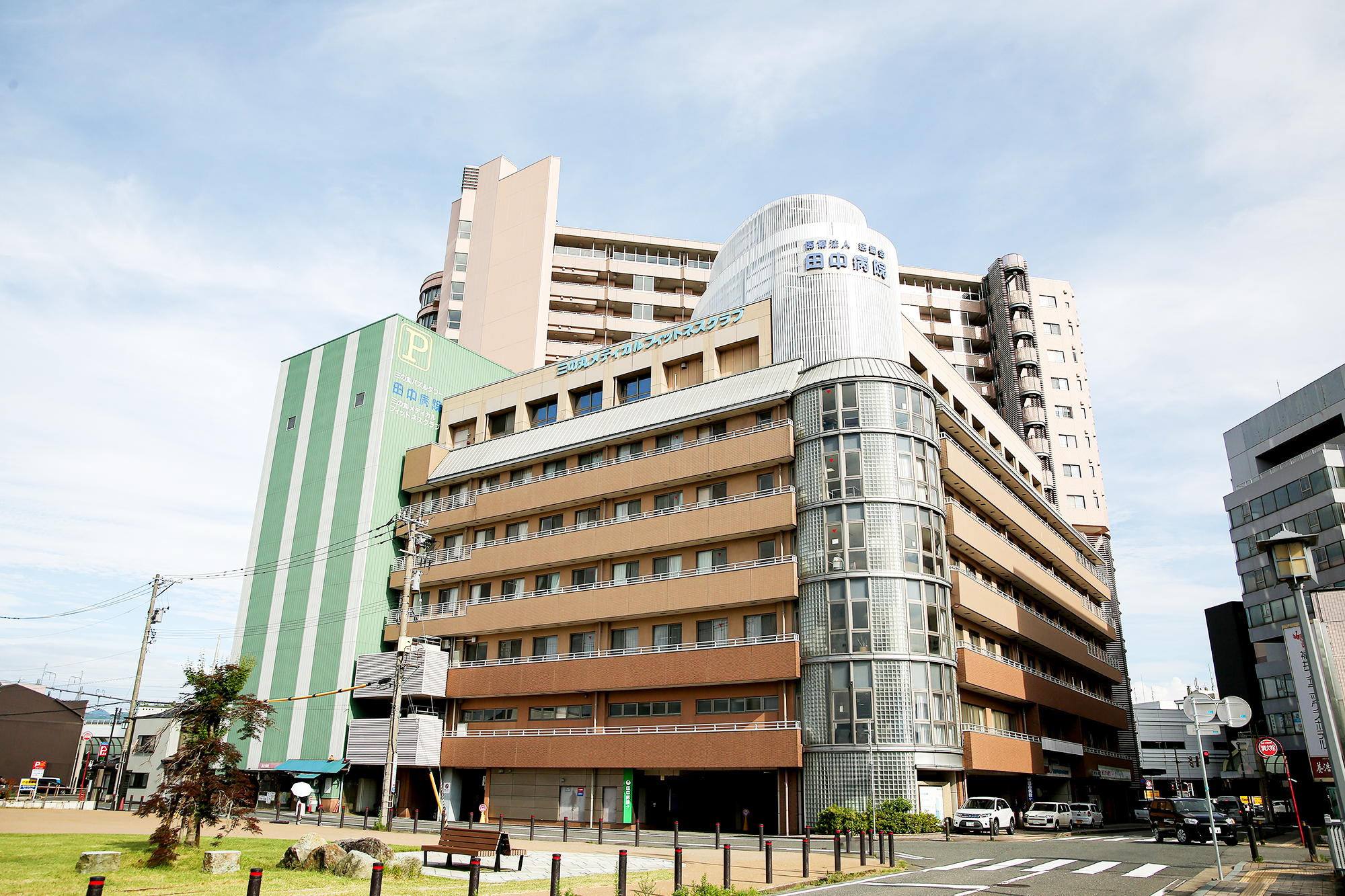 公式トップのメインビジュアルに掲載された、建物名サインが見える田中病院外観