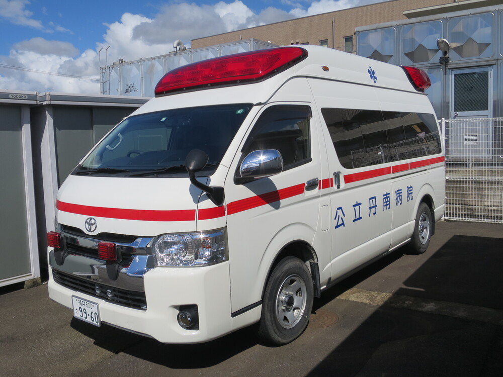 公式院内案内に掲載された、病院名表示のある救急車