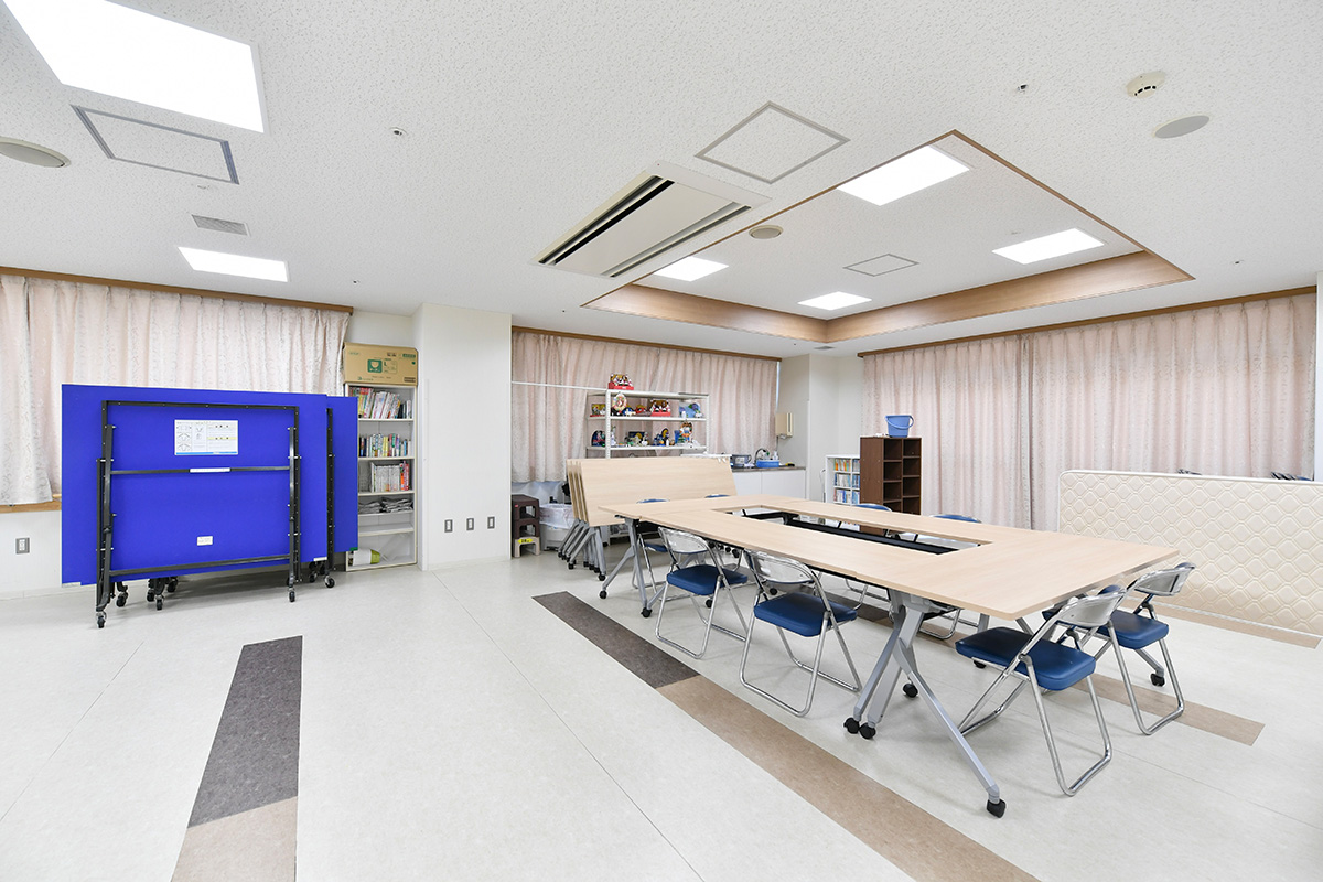 作業療法室のテーブルと活動空間
