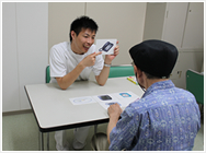職員と利用者が向き合う言語訓練