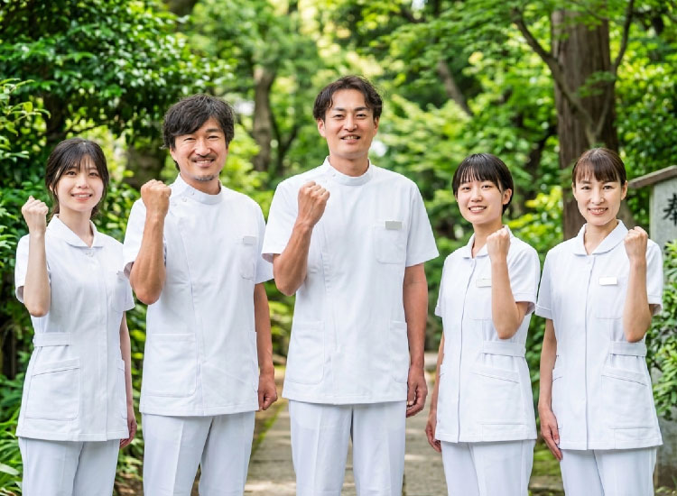 公式看護部ページに掲載された看護・医療スタッフの集合写真