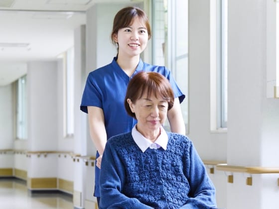 患者さんと話す看護師