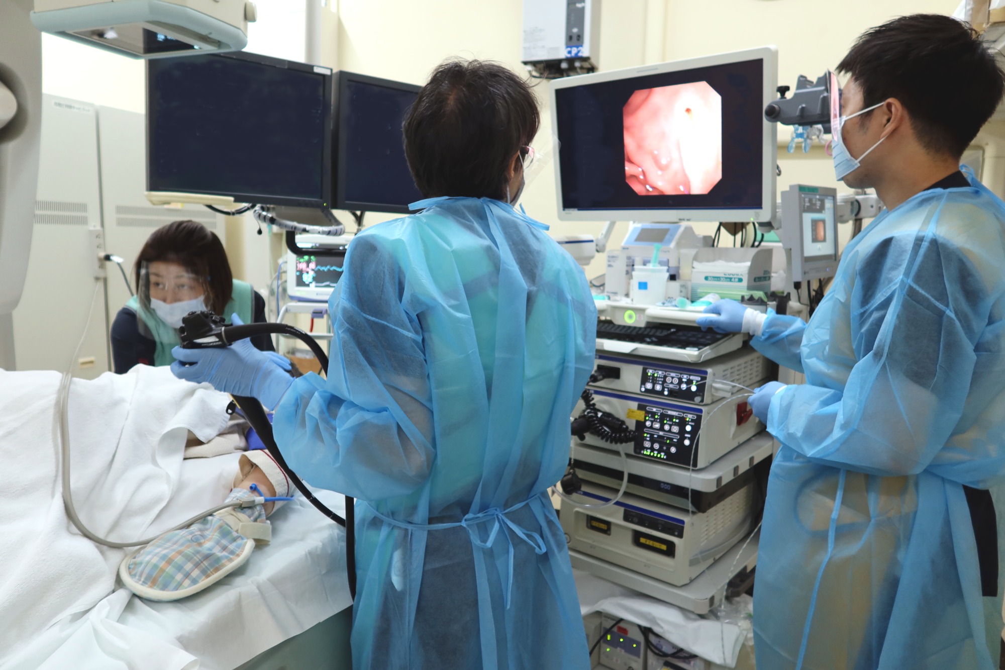 内視鏡検査・治療に取り組む東京都立荏原病院の医療スタッフ