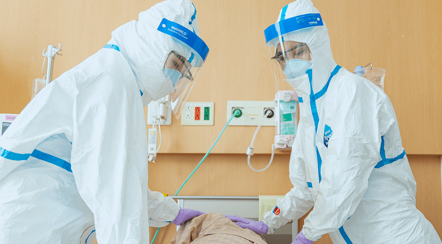 感染症医療の現場でケアを行う駒込病院の看護師