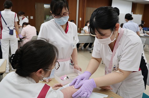 看護師が研修を行う場面