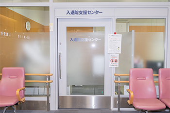 入退院支援センターの入口と待合椅子