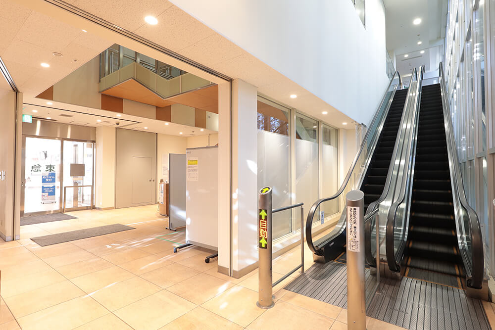 大岡山駅側にある東急病院西口の入口とエスカレーター