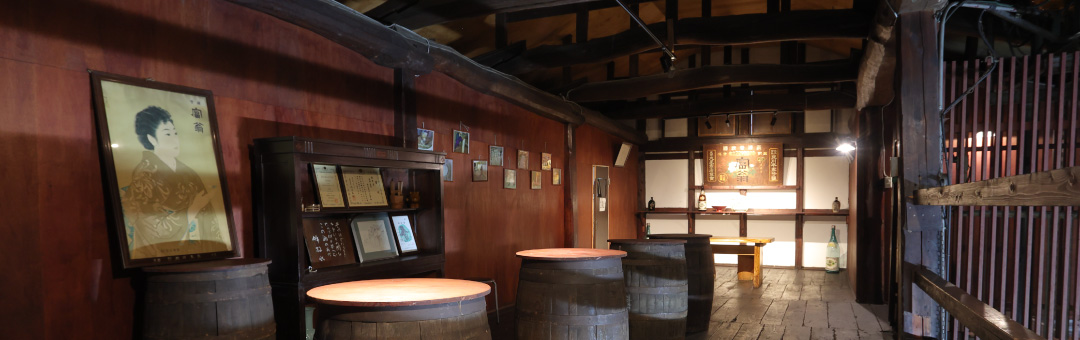 公式トップに掲載された酒樽と歴史を伝える北川本家の蔵内部