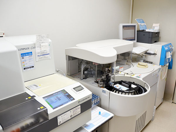 公式トップに掲載された検査機器のある臨床検査室