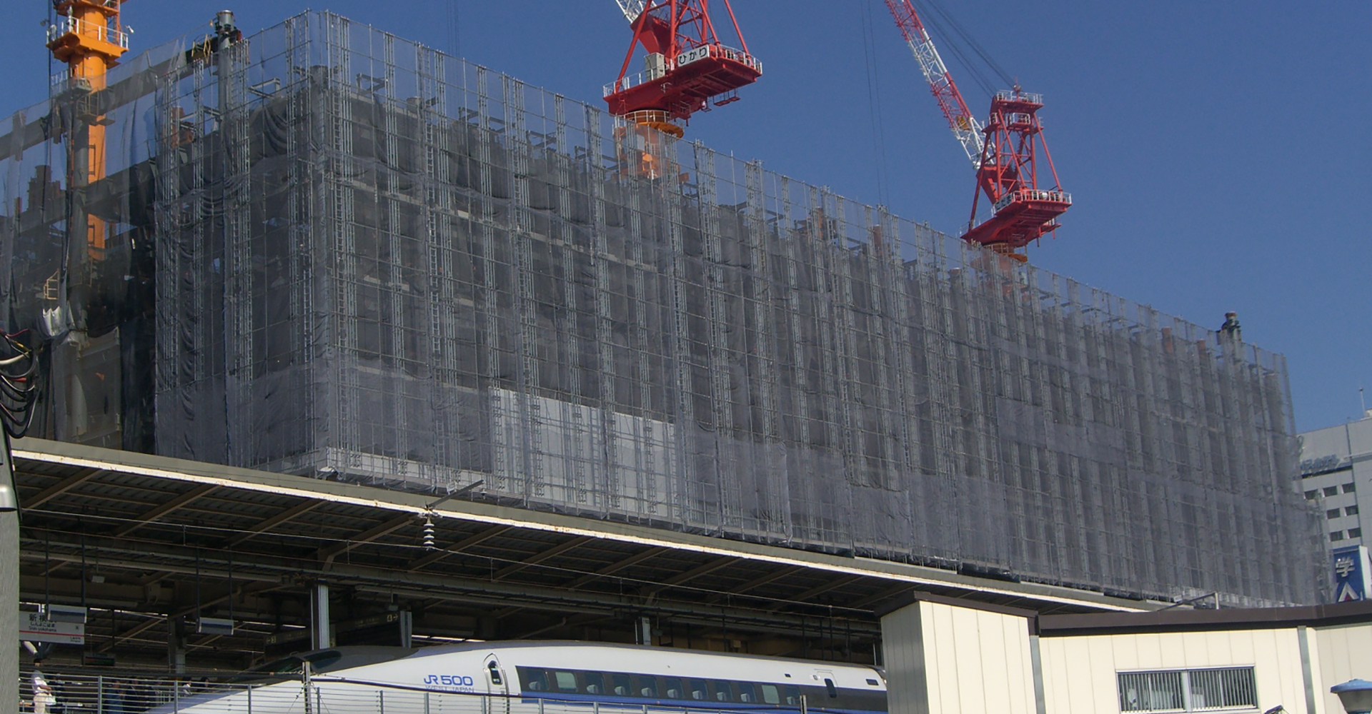 仮設材で囲われた建設現場とクレーン
