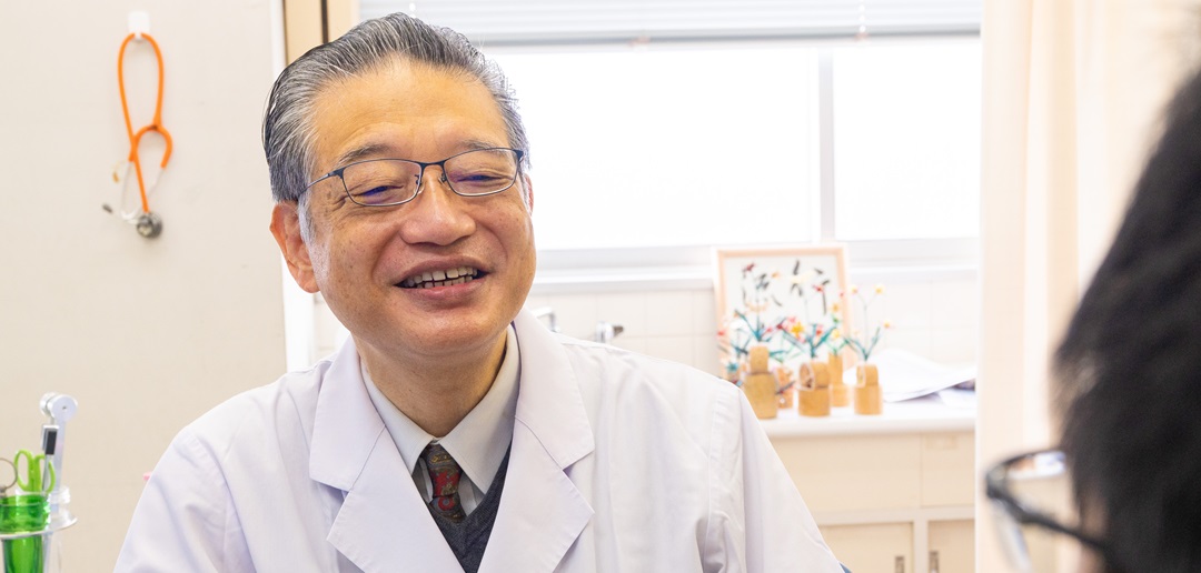 公式トップに掲載された、医師が診療にあたる場面